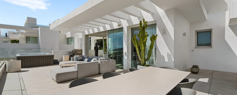 Ático Panorámico con Enorme Terraza y Vistas al Mar en Venta en Palo Alto,  Marbella
