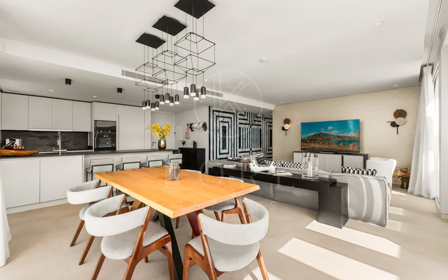Ático Panorámico con Enorme Terraza y Vistas al Mar en Venta en Palo Alto, Marbella