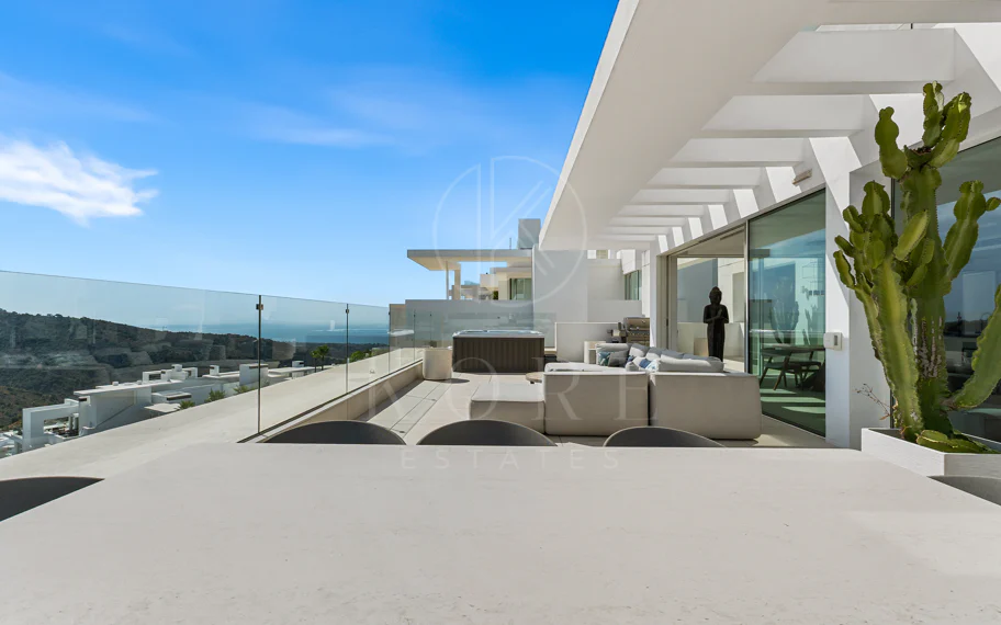 Ático Panorámico con Enorme Terraza y Vistas al Mar en Venta en Palo Alto, Marbella