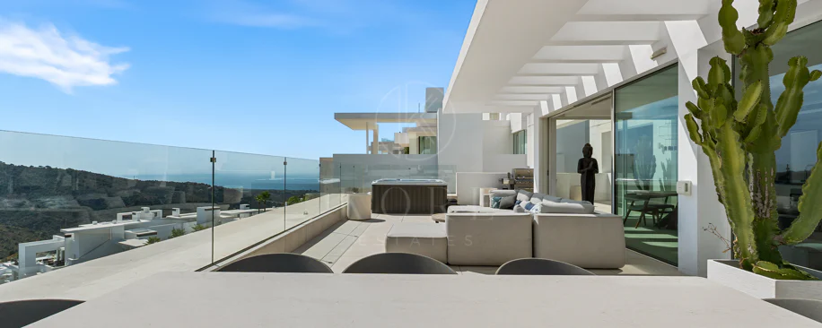 Ático Panorámico con Enorme Terraza y Vistas al Mar en Venta en Palo Alto,  Marbella