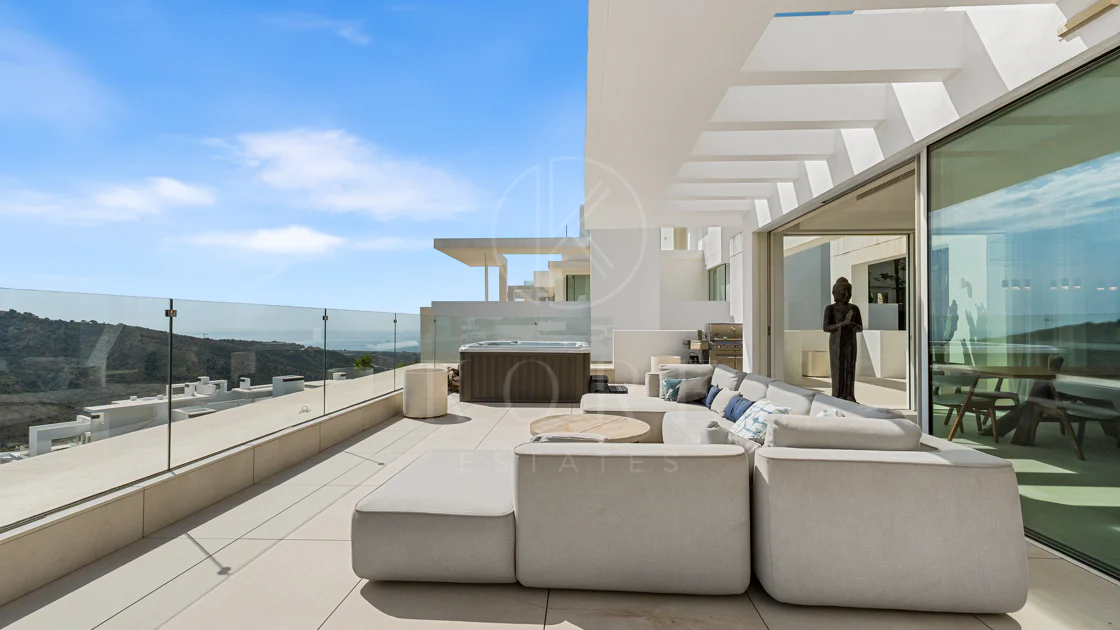 Ático Panorámico con Enorme Terraza y Vistas al Mar en Venta en Palo Alto, Marbella