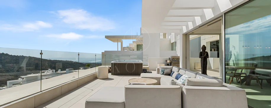 Ático Panorámico con Enorme Terraza y Vistas al Mar en Venta en Palo Alto,  Marbella