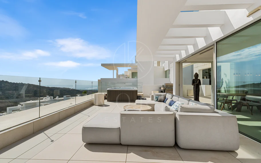 Ático Panorámico con Enorme Terraza y Vistas al Mar en Venta en Palo Alto, Marbella