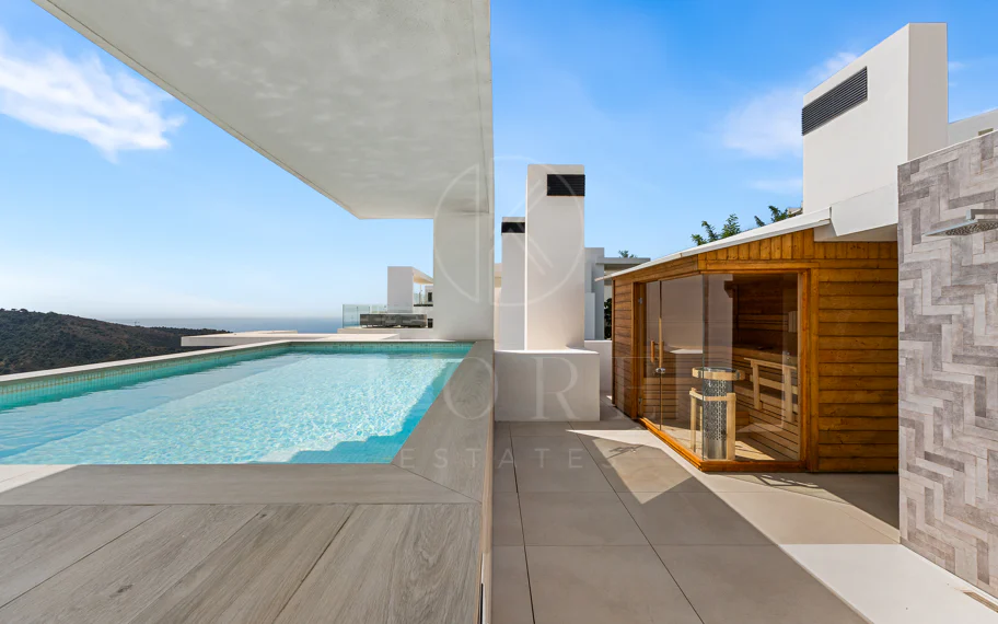 Ático Panorámico con Enorme Terraza y Vistas al Mar en Venta en Palo Alto, Marbella