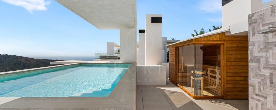 Ático Panorámico con Enorme Terraza y Vistas al Mar en Venta en Palo Alto,  Marbella