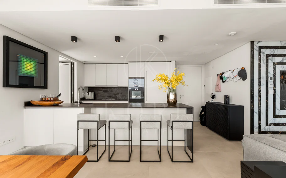 Ático Panorámico con Enorme Terraza y Vistas al Mar en Venta en Palo Alto, Marbella