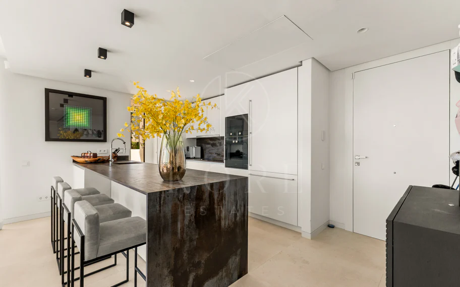 Ático Panorámico con Enorme Terraza y Vistas al Mar en Venta en Palo Alto, Marbella
