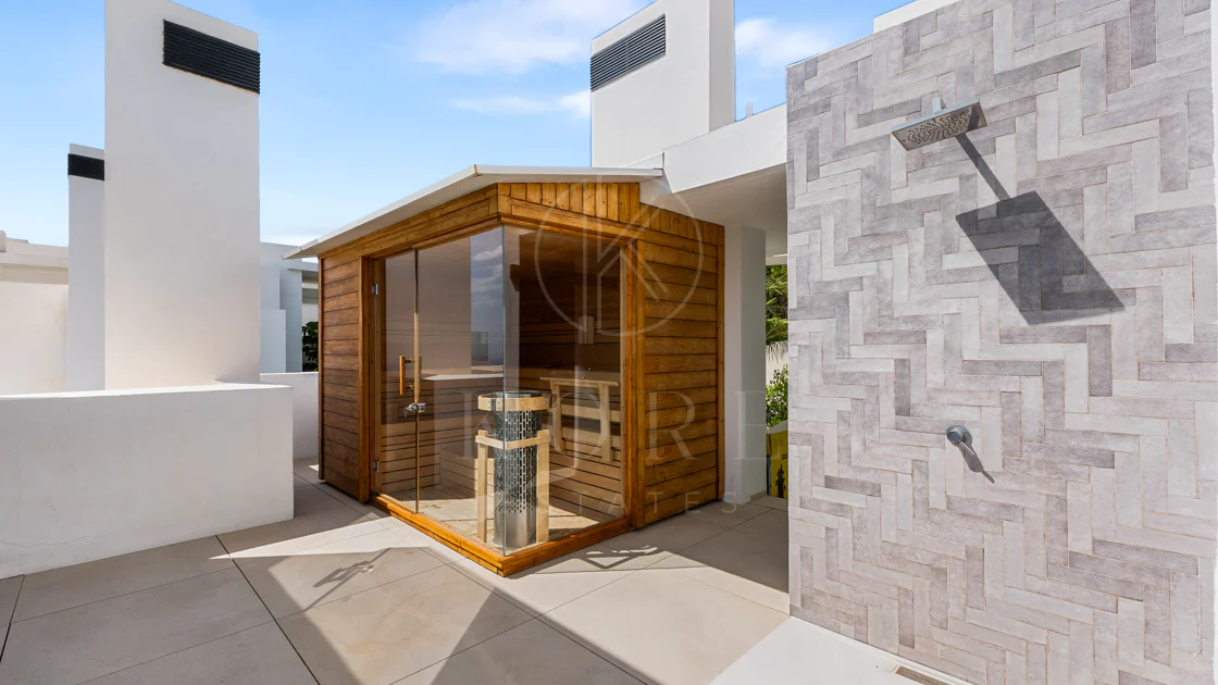 Ático Panorámico con Enorme Terraza y Vistas al Mar en Venta en Palo Alto, Marbella