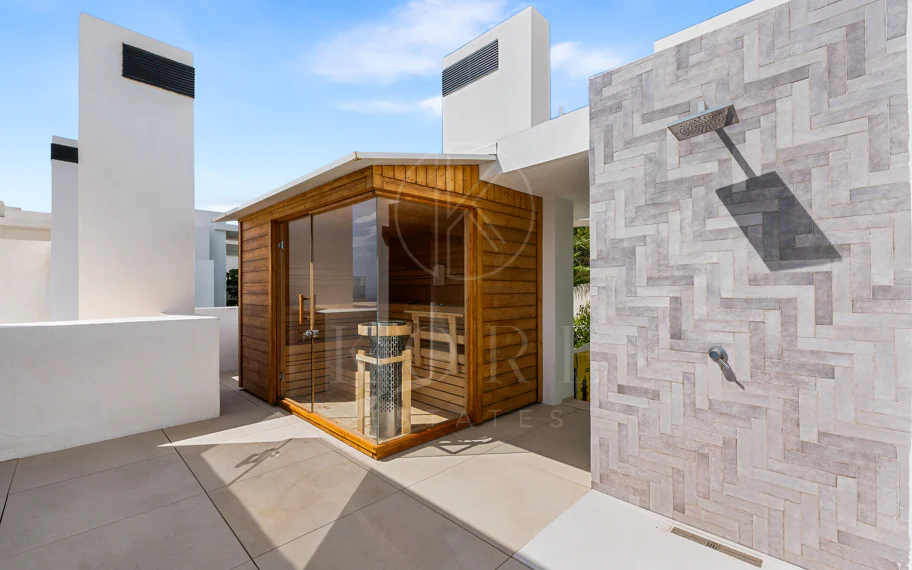 Ático Panorámico con Enorme Terraza y Vistas al Mar en Venta en Palo Alto, Marbella