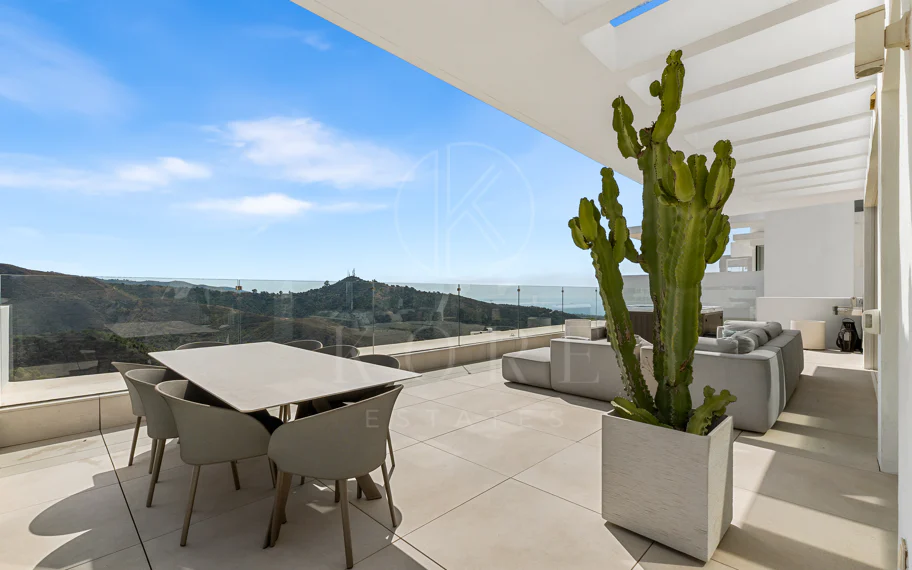 Ático Panorámico con Enorme Terraza y Vistas al Mar en Venta en Palo Alto, Marbella