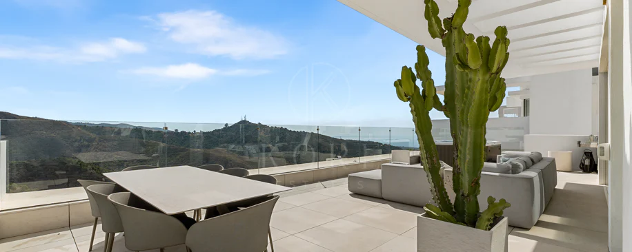 Ático Panorámico con Enorme Terraza y Vistas al Mar en Venta en Palo Alto,  Marbella