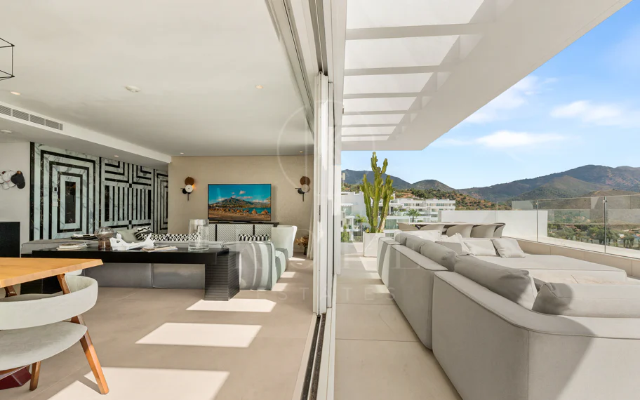 Ático Panorámico con Enorme Terraza y Vistas al Mar en Venta en Palo Alto, Marbella