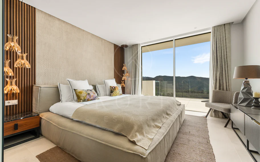 Ático Panorámico con Enorme Terraza y Vistas al Mar en Venta en Palo Alto, Marbella