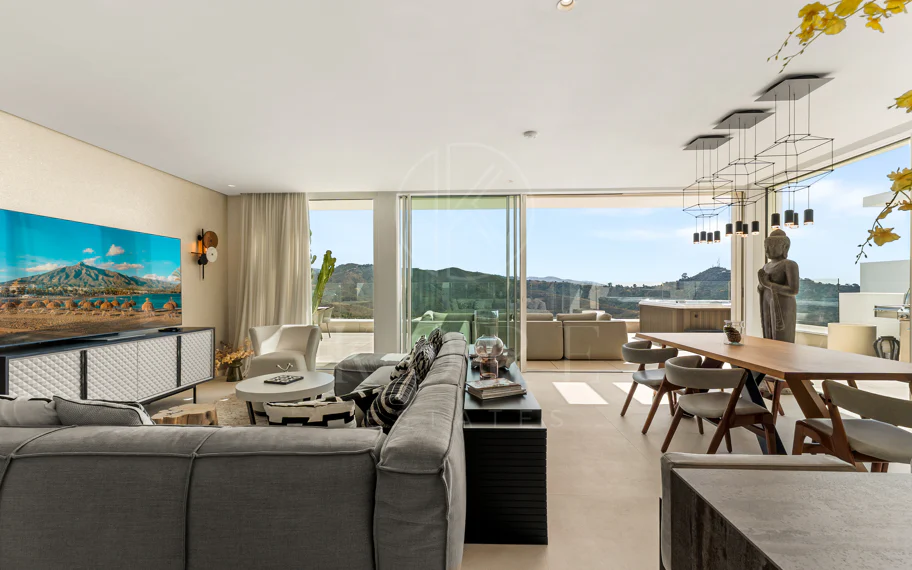 Ático Panorámico con Enorme Terraza y Vistas al Mar en Venta en Palo Alto, Marbella