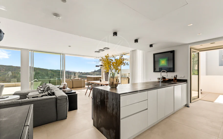 Ático Panorámico con Enorme Terraza y Vistas al Mar en Venta en Palo Alto, Marbella