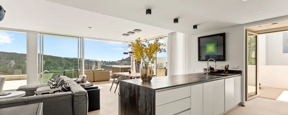 Ático Panorámico con Enorme Terraza y Vistas al Mar en Venta en Palo Alto,  Marbella