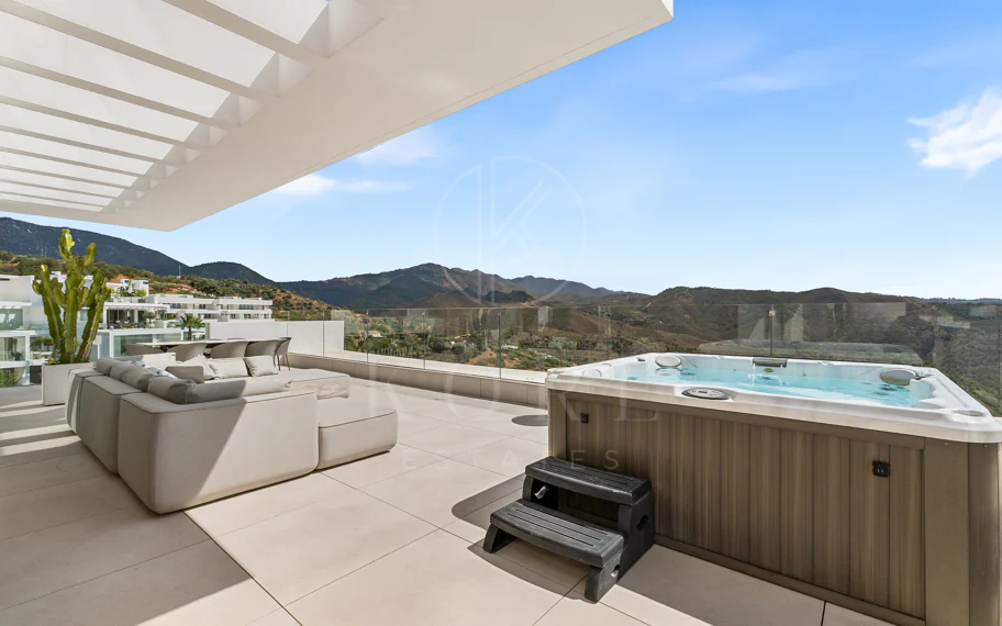 Ático Panorámico con Enorme Terraza y Vistas al Mar en Venta en Palo Alto, Marbella
