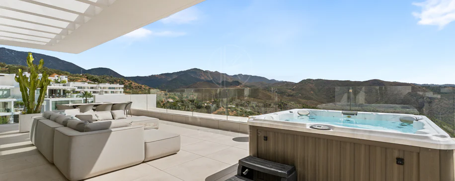 Ático Panorámico con Enorme Terraza y Vistas al Mar en Venta en Palo Alto,  Marbella