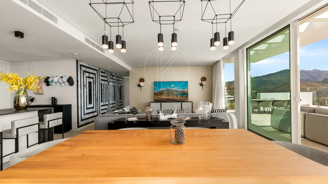 Ático Panorámico con Enorme Terraza y Vistas al Mar en Venta en Palo Alto, Marbella