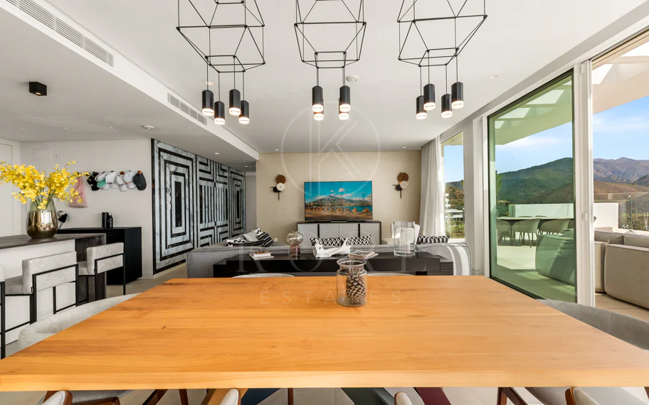 Ático Panorámico con Enorme Terraza y Vistas al Mar en Venta en Palo Alto, Marbella