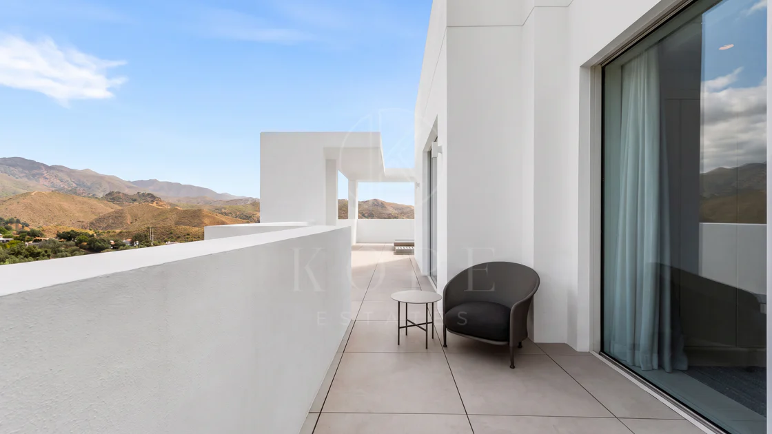 Ático Panorámico con Enorme Terraza y Vistas al Mar en Venta en Palo Alto, Marbella