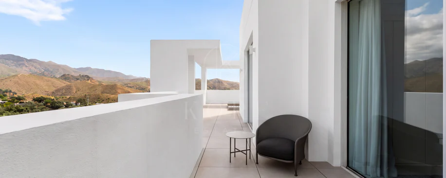 Ático Panorámico con Enorme Terraza y Vistas al Mar en Venta en Palo Alto,  Marbella