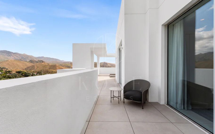 Ático Panorámico con Enorme Terraza y Vistas al Mar en Venta en Palo Alto, Marbella