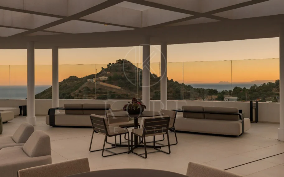 Ático Panorámico con Enorme Terraza y Vistas al Mar en Venta en Palo Alto, Marbella
