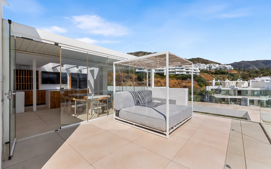 Ático Panorámico con Enorme Terraza y Vistas al Mar en Venta en Palo Alto, Marbella