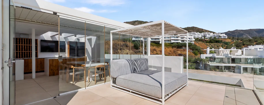 Ático Panorámico con Enorme Terraza y Vistas al Mar en Venta en Palo Alto,  Marbella