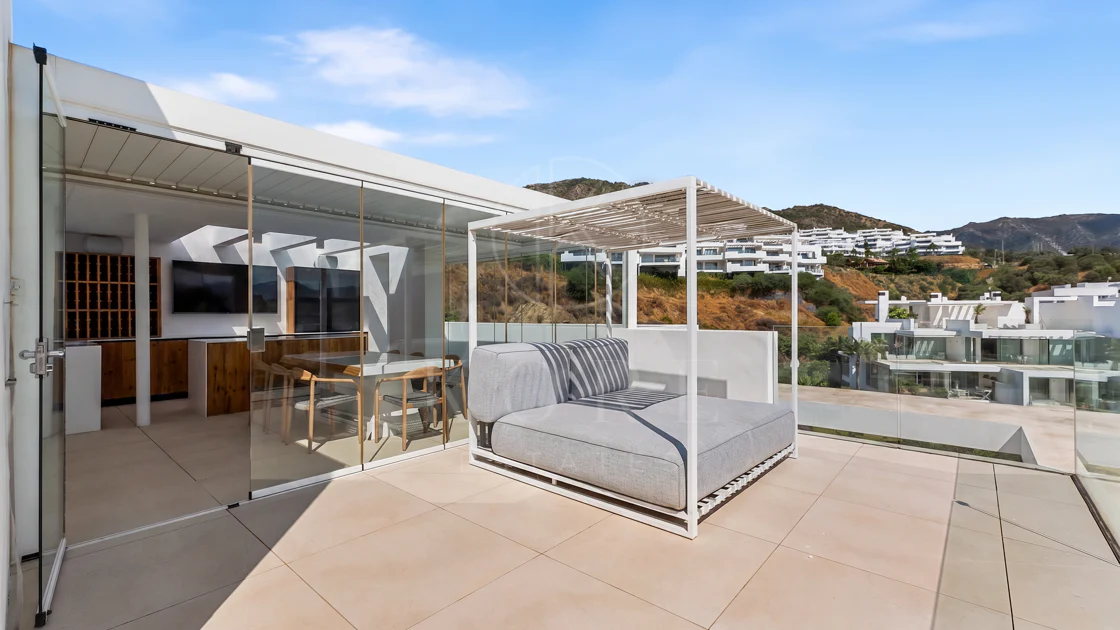 Ático Panorámico con Enorme Terraza y Vistas al Mar en Venta en Palo Alto, Marbella