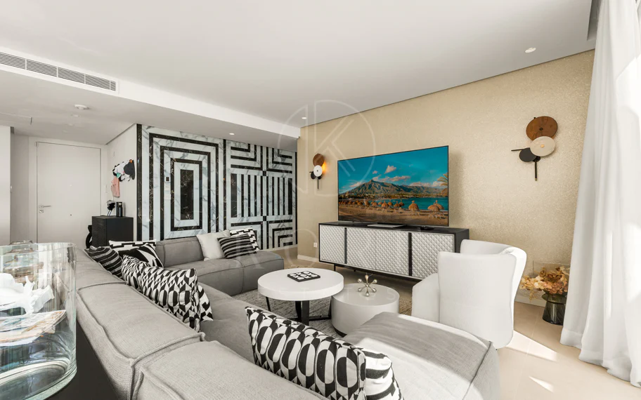 Ático Panorámico con Enorme Terraza y Vistas al Mar en Venta en Palo Alto, Marbella