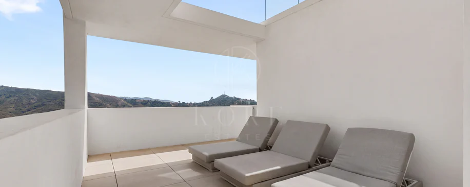 Ático Panorámico con Enorme Terraza y Vistas al Mar en Venta en Palo Alto,  Marbella