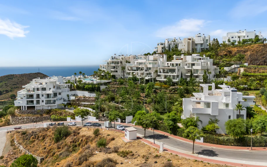Ático Panorámico con Enorme Terraza y Vistas al Mar en Venta en Palo Alto, Marbella