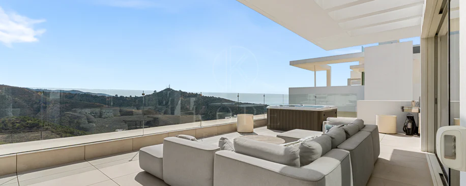 Ático Panorámico con Enorme Terraza y Vistas al Mar en Venta en Palo Alto,  Marbella