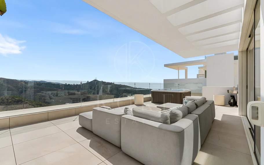 Ático Panorámico con Enorme Terraza y Vistas al Mar en Venta en Palo Alto, Marbella