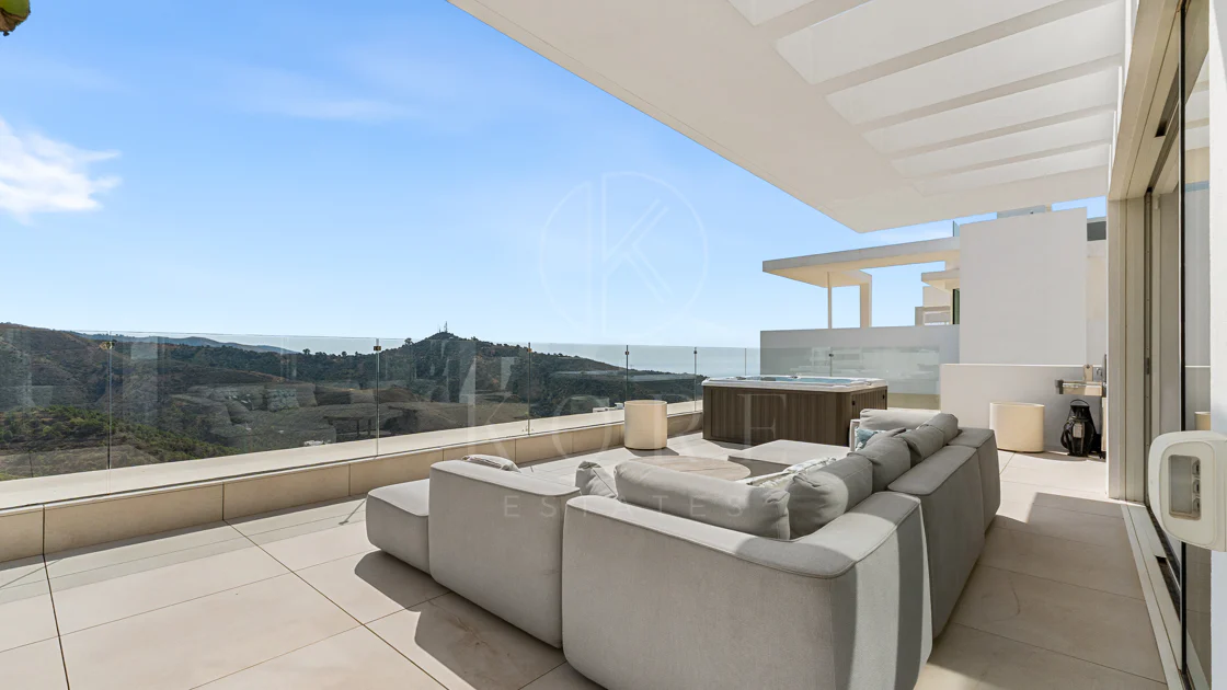 Ático Panorámico con Enorme Terraza y Vistas al Mar en Venta en Palo Alto, Marbella