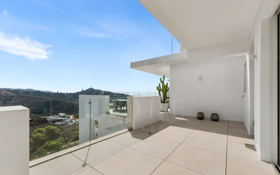 Ático Panorámico con Enorme Terraza y Vistas al Mar en Venta en Palo Alto, Marbella