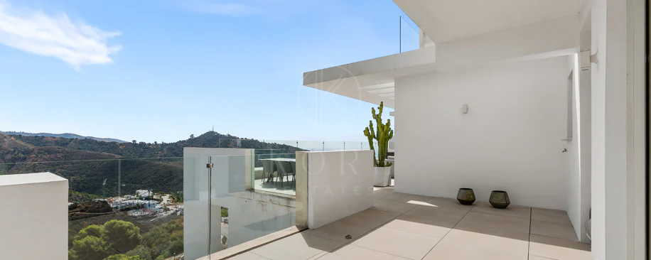 Ático Panorámico con Enorme Terraza y Vistas al Mar en Venta en Palo Alto,  Marbella
