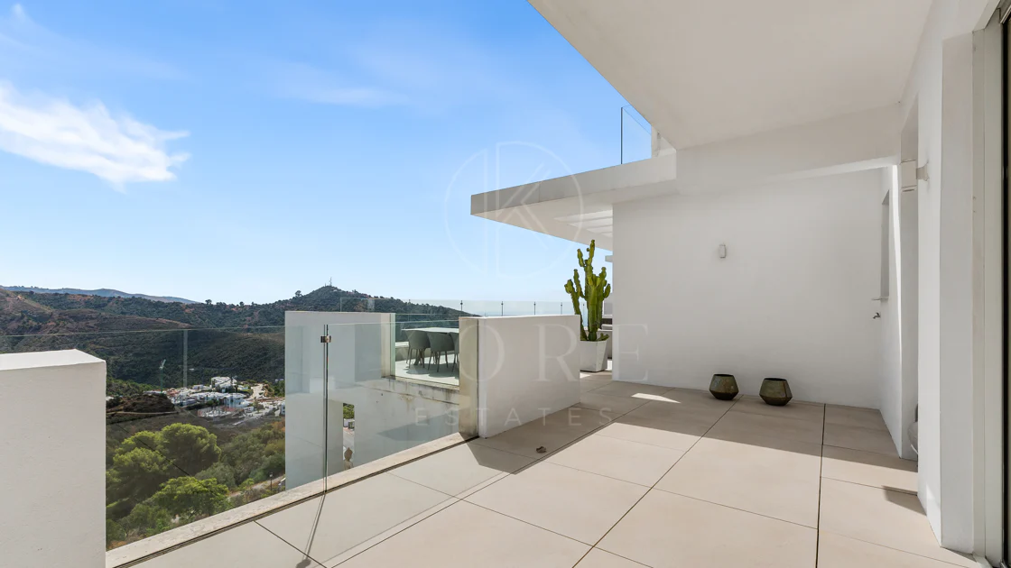 Ático Panorámico con Enorme Terraza y Vistas al Mar en Venta en Palo Alto, Marbella