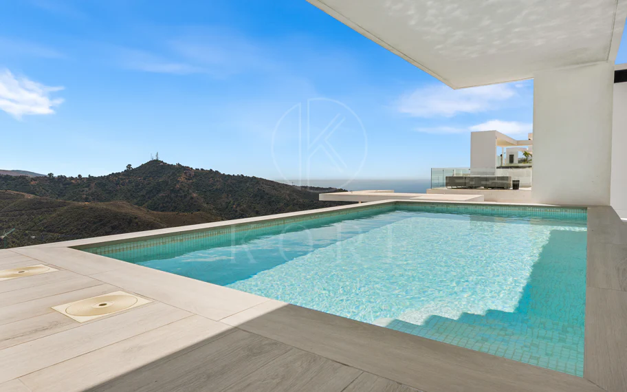 Ático Panorámico con Enorme Terraza y Vistas al Mar en Venta en Palo Alto, Marbella
