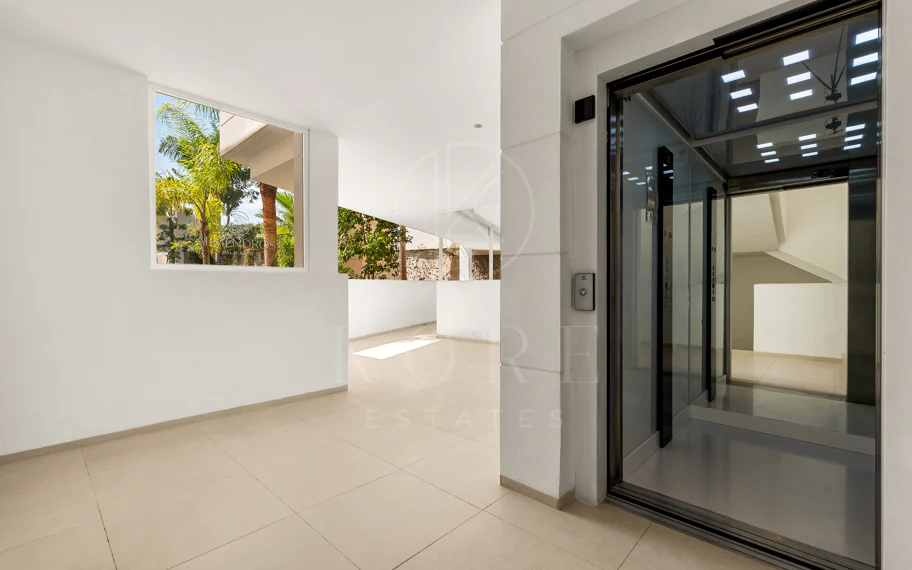 Ático Panorámico con Enorme Terraza y Vistas al Mar en Venta en Palo Alto, Marbella