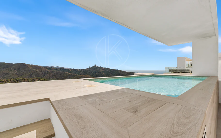 Ático Panorámico con Enorme Terraza y Vistas al Mar en Venta en Palo Alto, Marbella