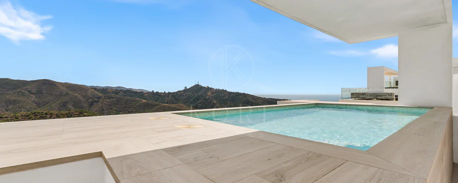 Ático Panorámico con Enorme Terraza y Vistas al Mar en Venta en Palo Alto,  Marbella