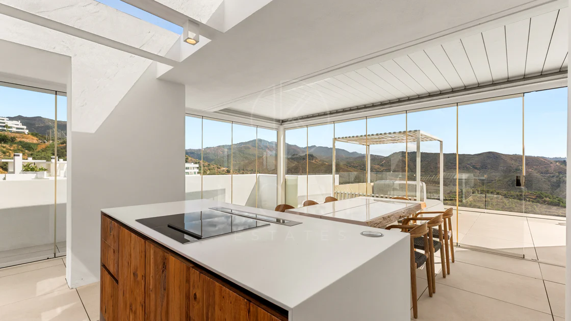 Ático Panorámico con Enorme Terraza y Vistas al Mar en Venta en Palo Alto,  Marbella