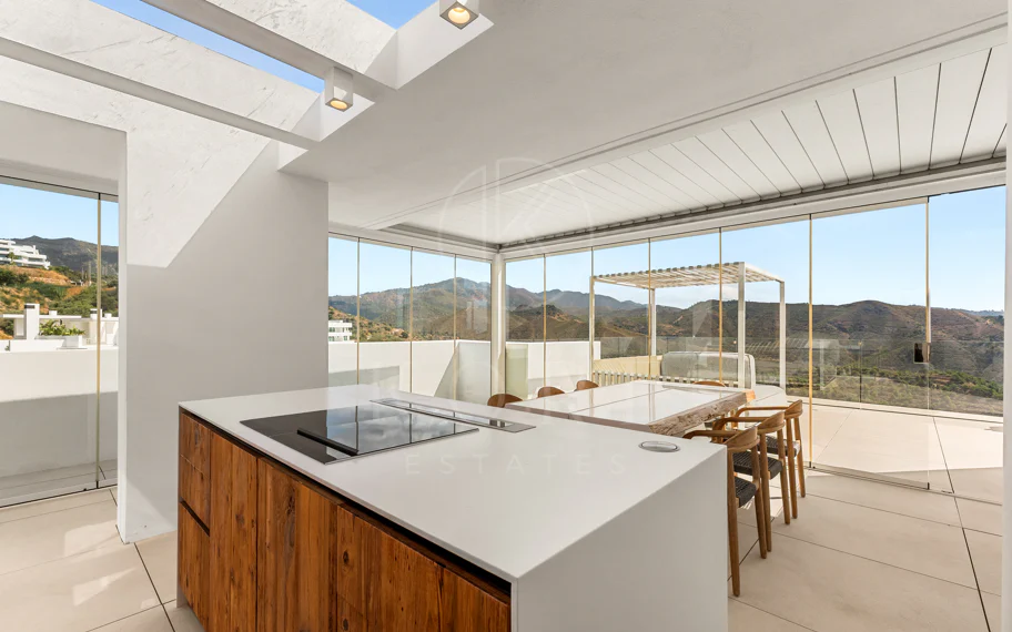 Ático Panorámico con Enorme Terraza y Vistas al Mar en Venta en Palo Alto, Marbella