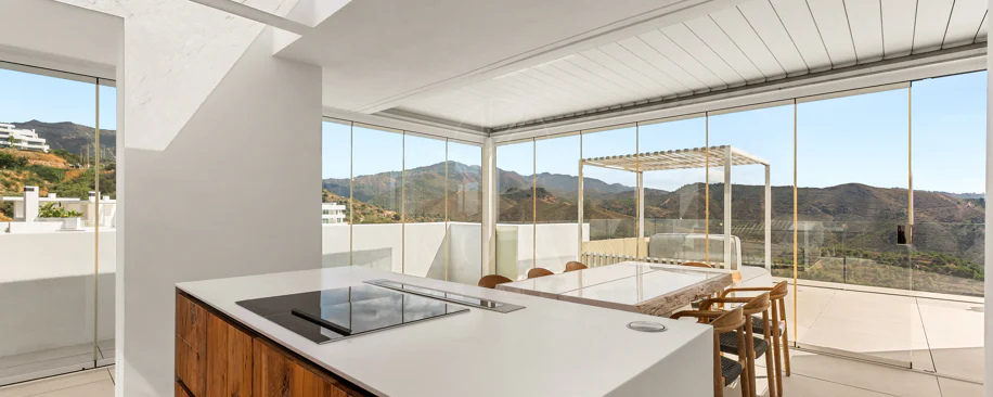 Ático Panorámico con Enorme Terraza y Vistas al Mar en Venta en Palo Alto,  Marbella