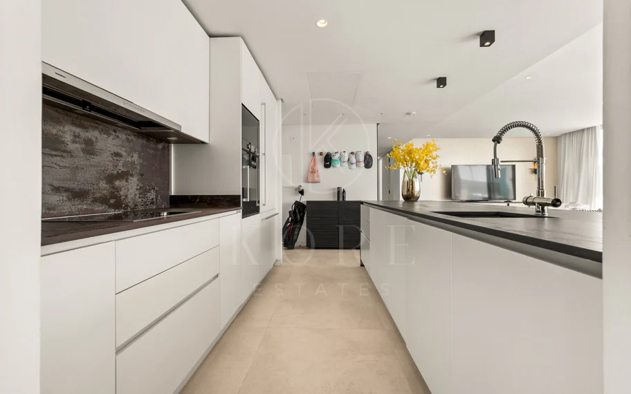 Ático Panorámico con Enorme Terraza y Vistas al Mar en Venta en Palo Alto, Marbella