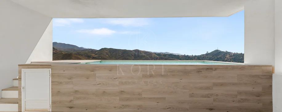 Ático Panorámico con Enorme Terraza y Vistas al Mar en Venta en Palo Alto,  Marbella