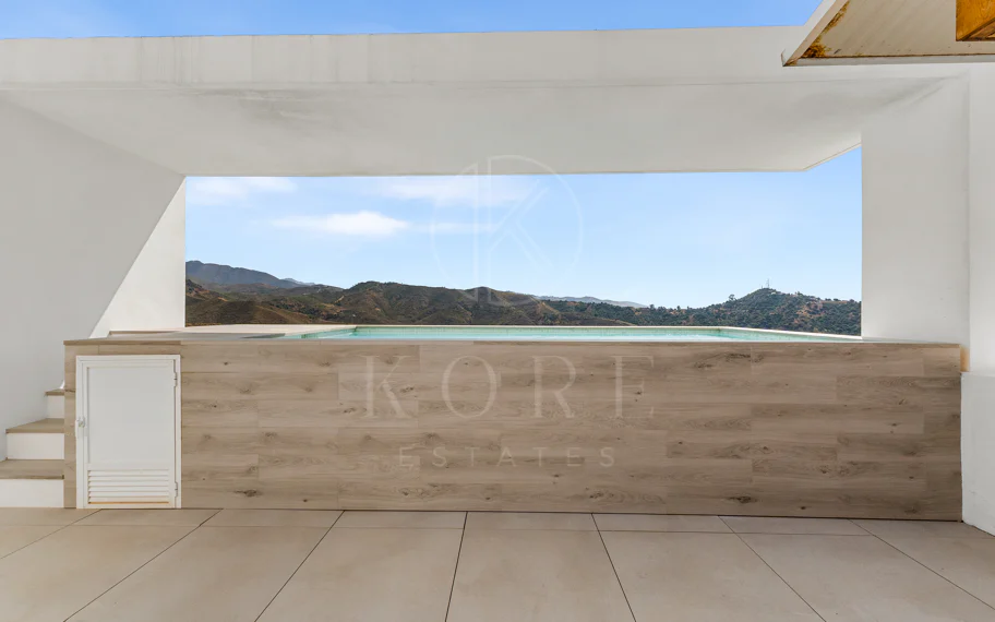 Ático Panorámico con Enorme Terraza y Vistas al Mar en Venta en Palo Alto, Marbella